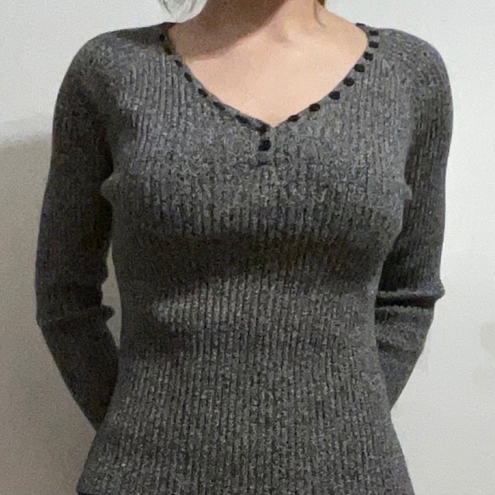 ribbed grey-black long-sleeve v-neck